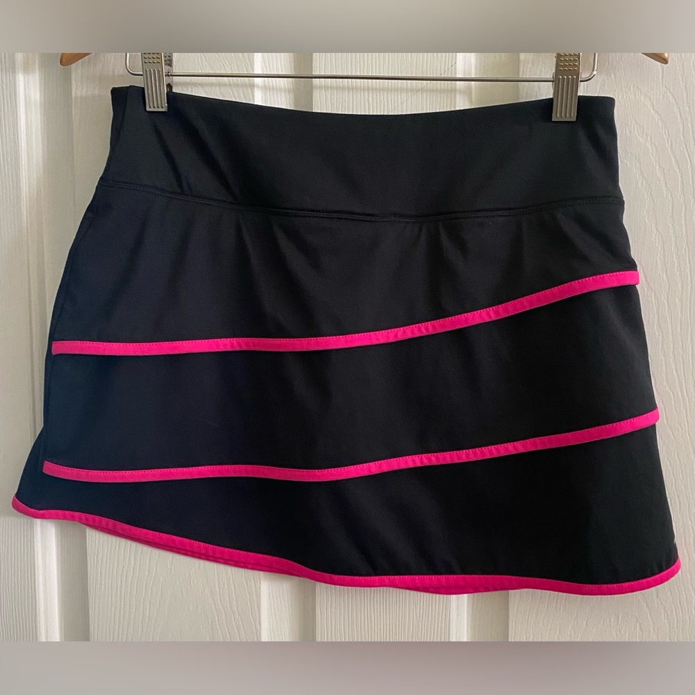 BCG..,WOMENS BLACK AND FUSCIA SKORT